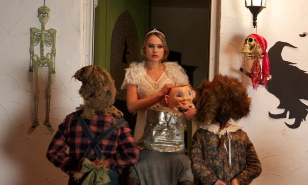 hellions-dora-at-door